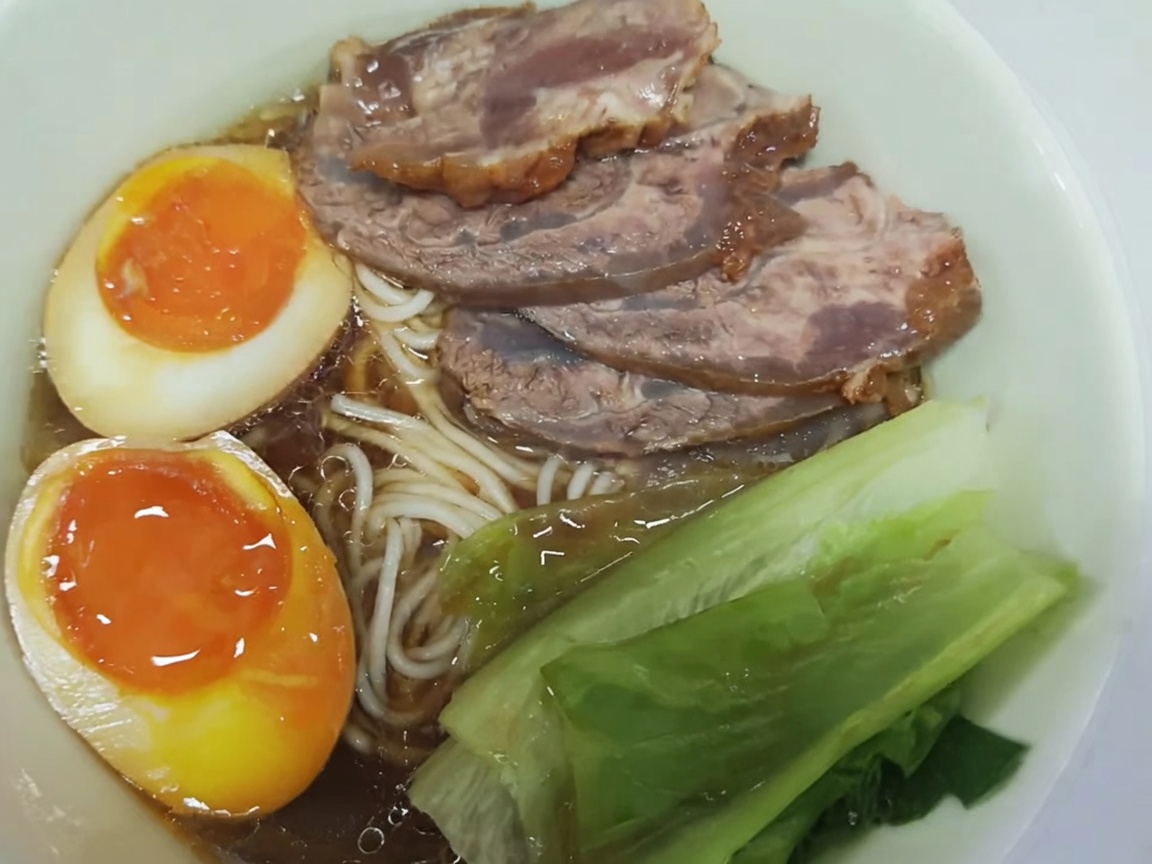 土鍋に入った牛すね肉と生姜、長ねぎ
