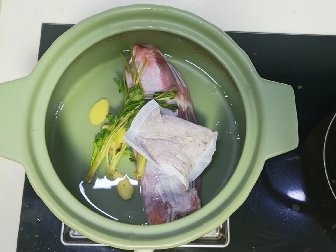 スパイスや調味料で煮込まれる牛すね肉