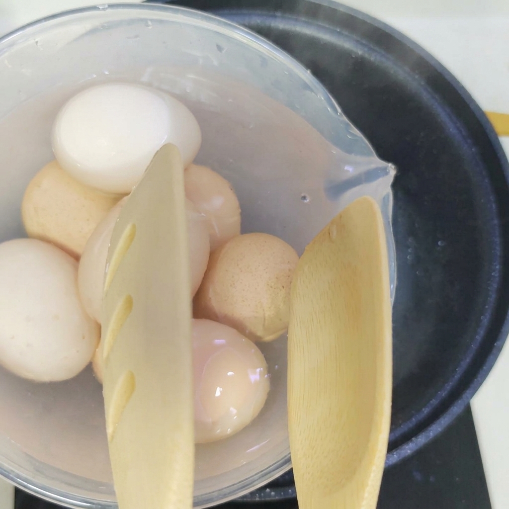 まな板の上で刻まれるパクチーと赤玉ねぎ