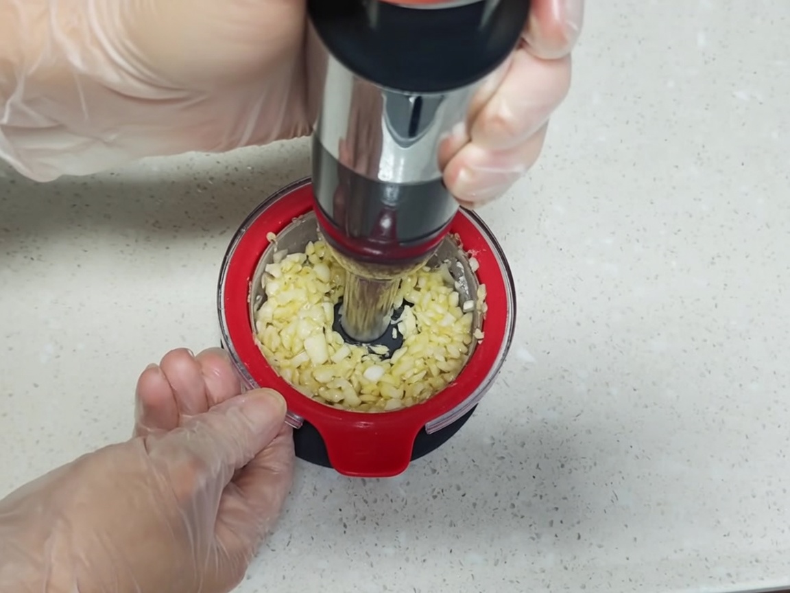 ステンレス容器に入った卵と薬味