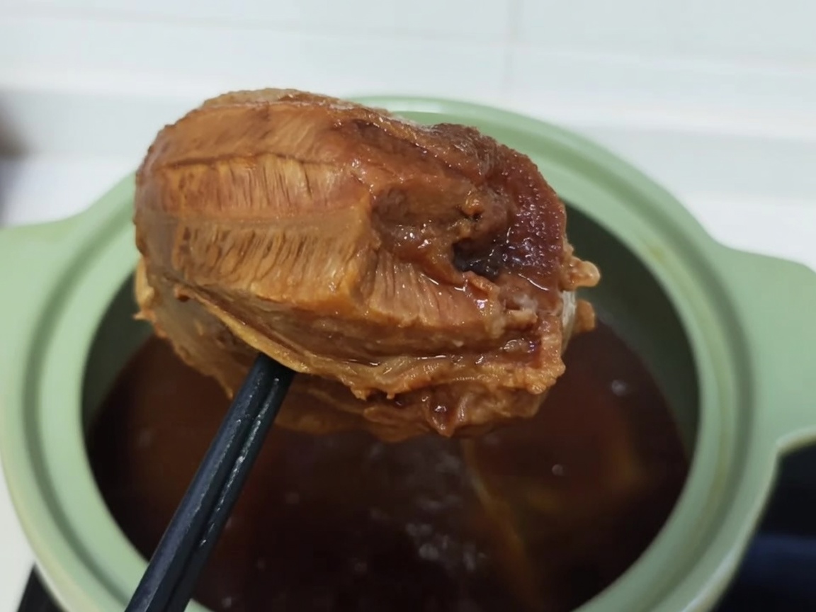 ラップで巻かれた牛すね肉