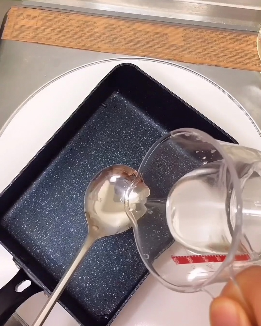 小鍋で醤油ダレを煮立たせている様子。