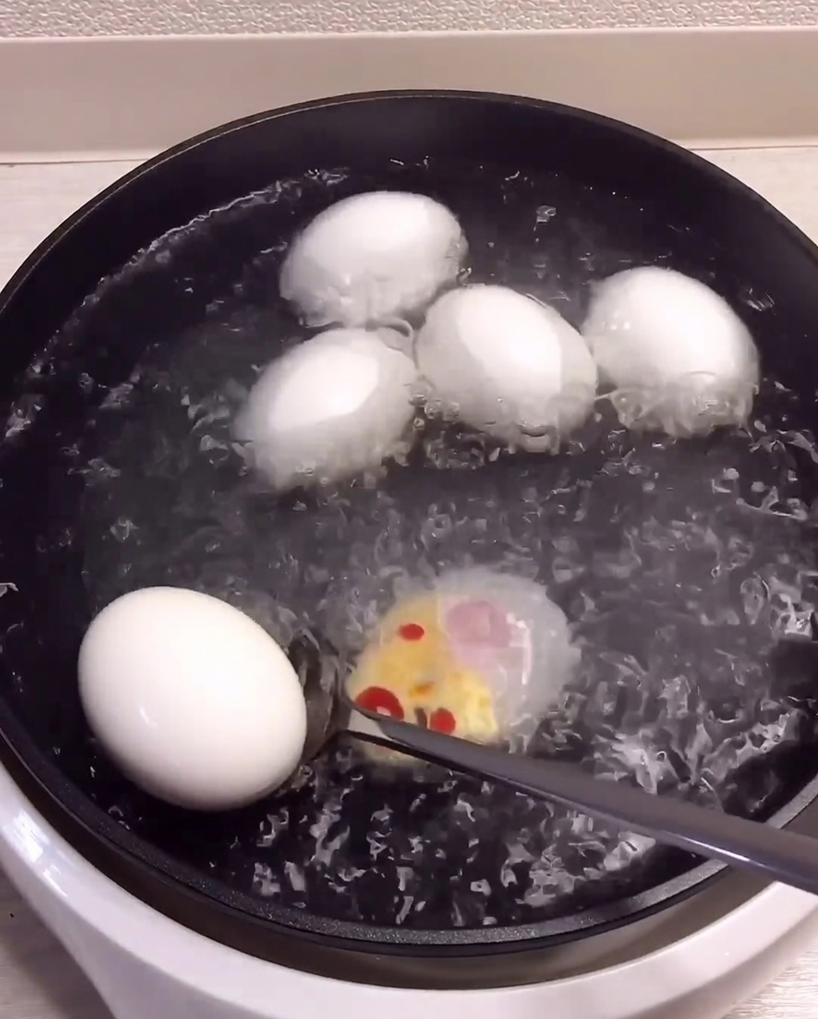 茹で上がった卵を氷水に入れている様子。