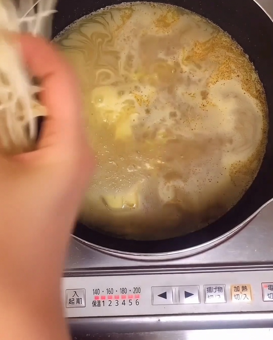 麺を茹でている鍋にもやしを追加している様子。