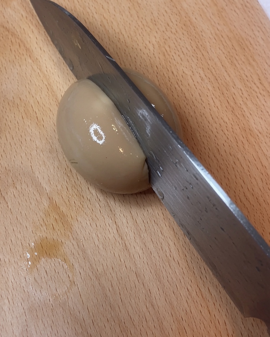 半分に切った味玉の断面を見せている様子。