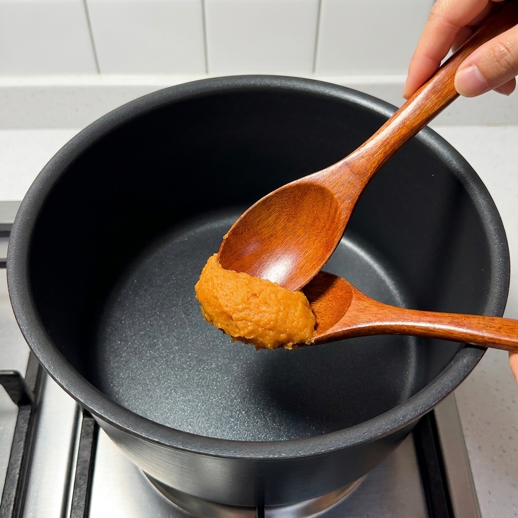 鍋で味噌スープを混ぜている様子。