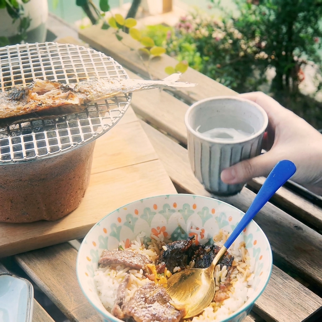 炊きたてのご飯の上に、焼いた牛肉をきれいに盛り付けている様子。
