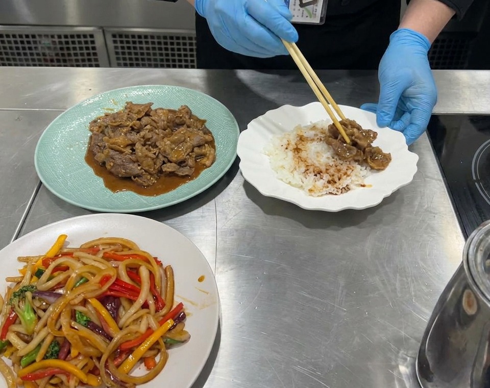 ご飯の上に牛肉と野菜をバランスよく乗せ、中央に半熟卵を添えている完成の様子。