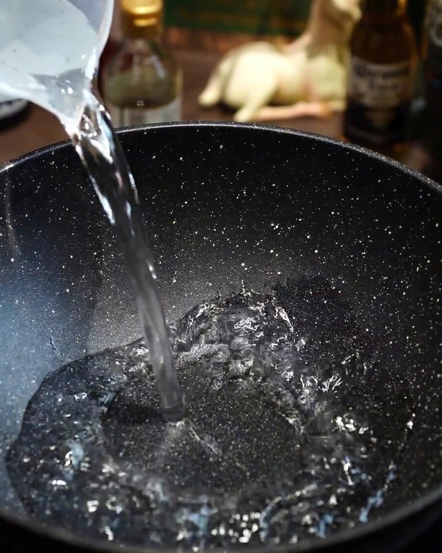 沸騰した湯の中に薄切りの和牛を入れ、さっと火を通している様子。