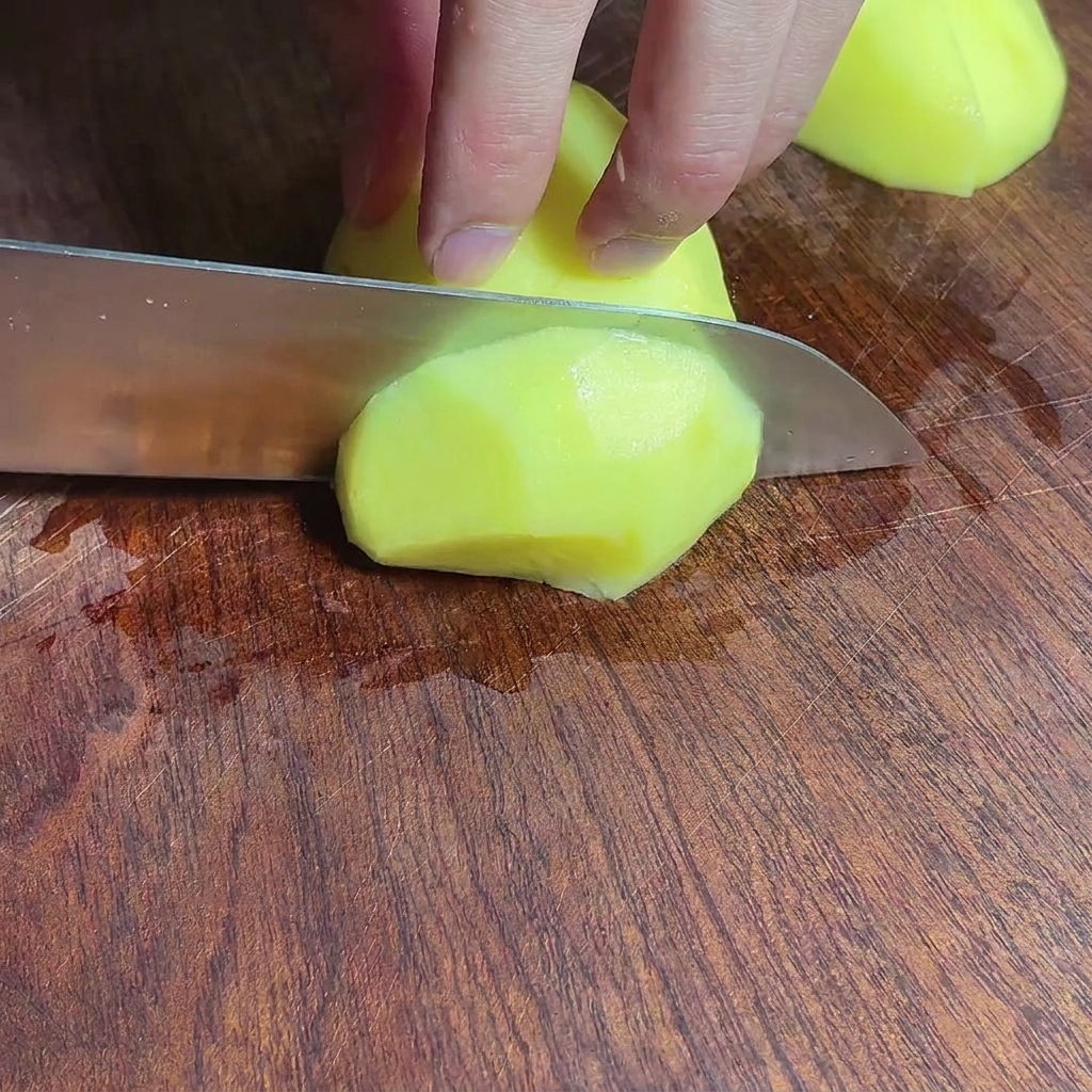 まな板の上に用意されたじゃがいものカット。
