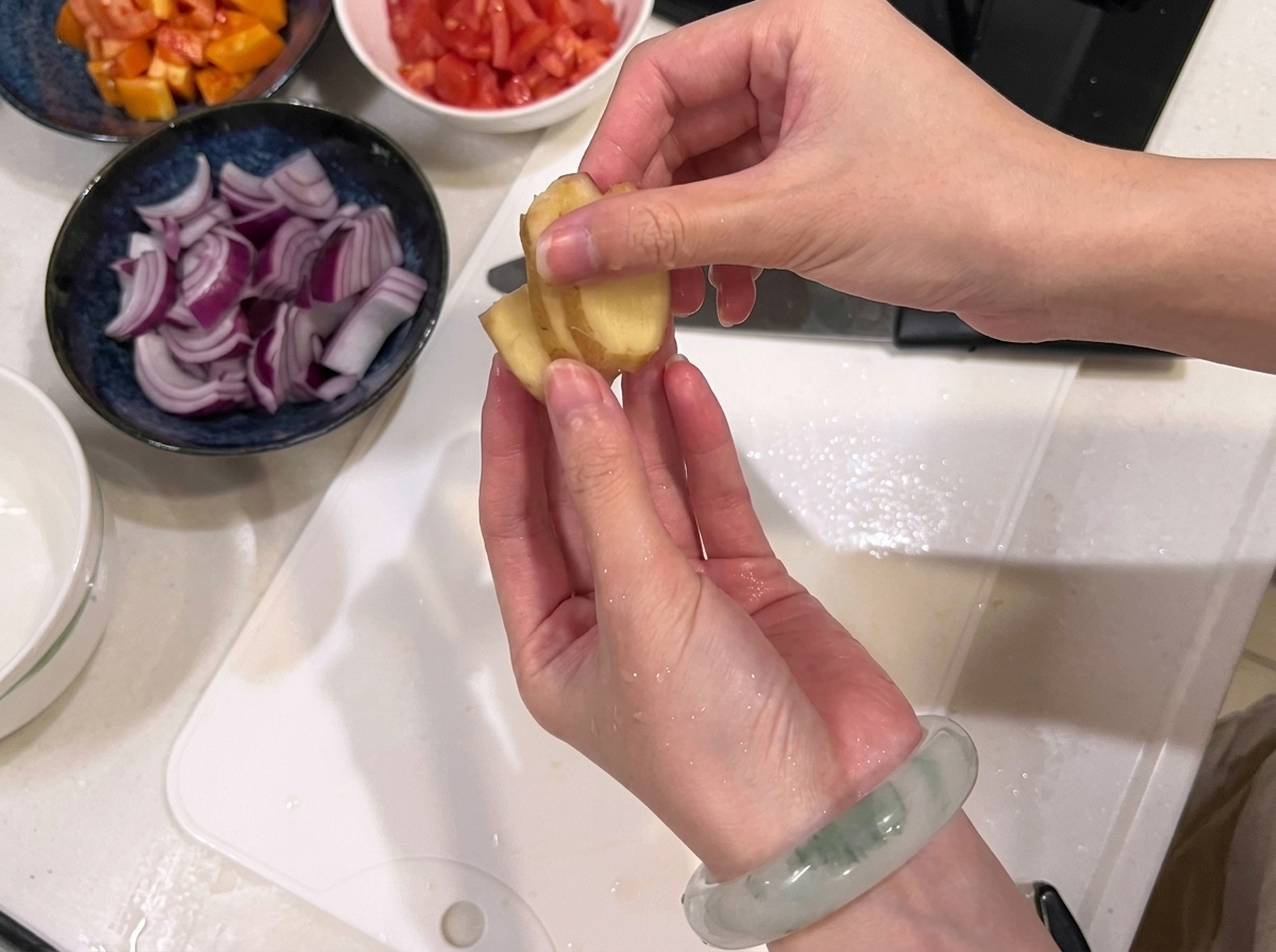 まな板の上で牛肉を一口大に切っている様子