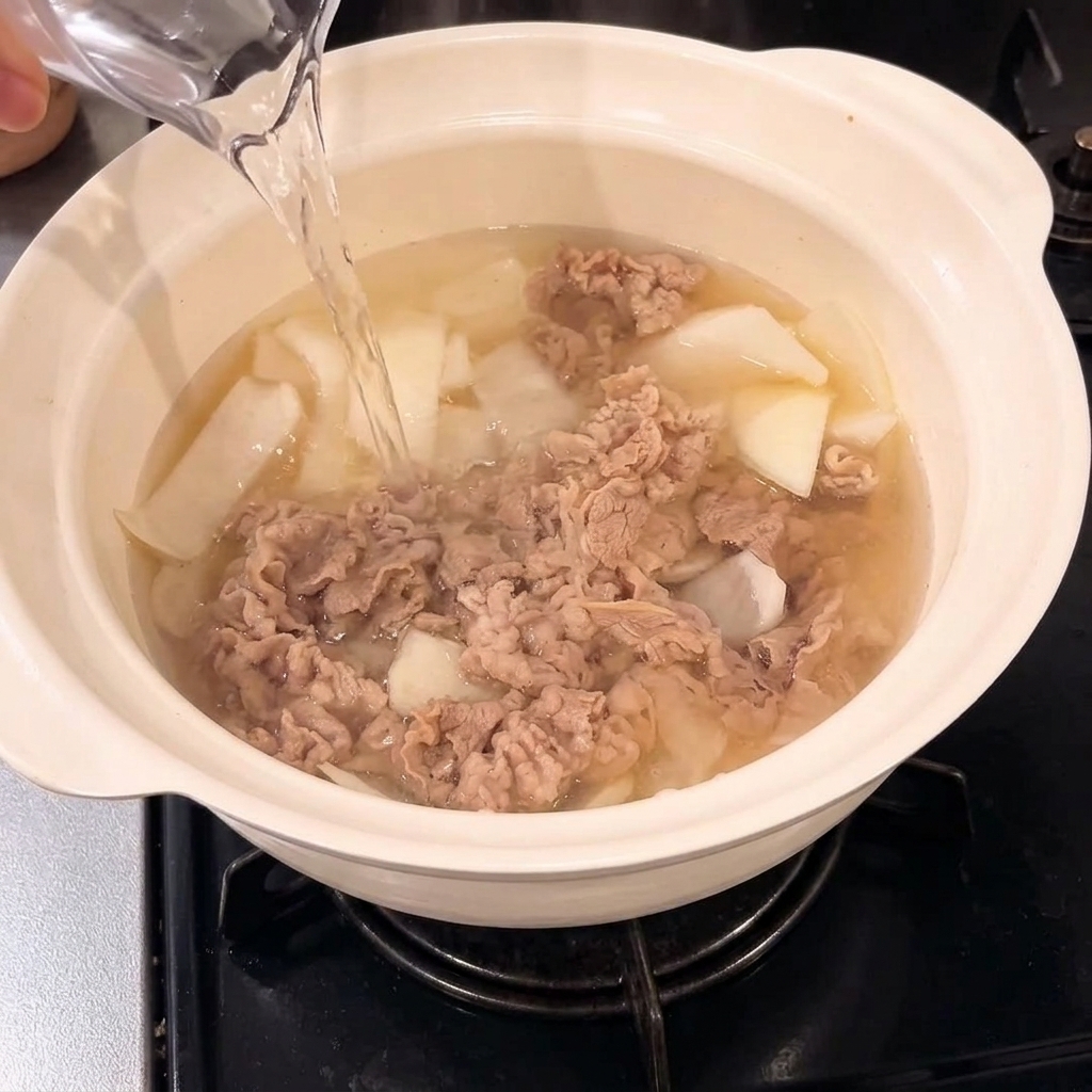 鍋に水を入れている様子。