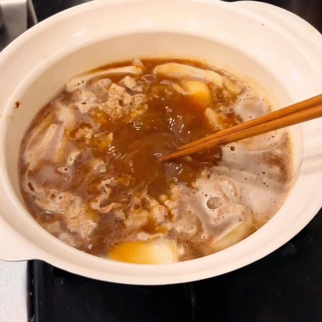 ルーを鍋に入れて溶かしている様子。