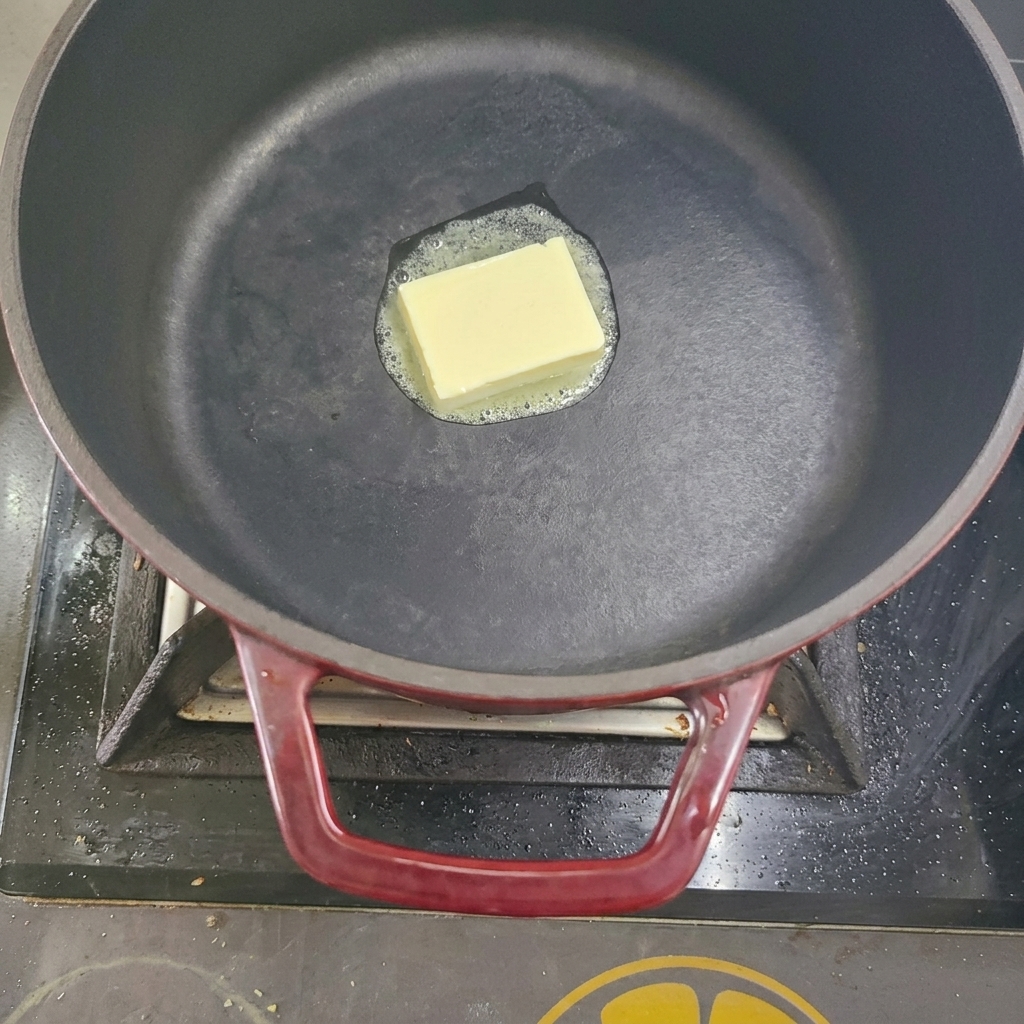 鍋でバターを溶かしている様子