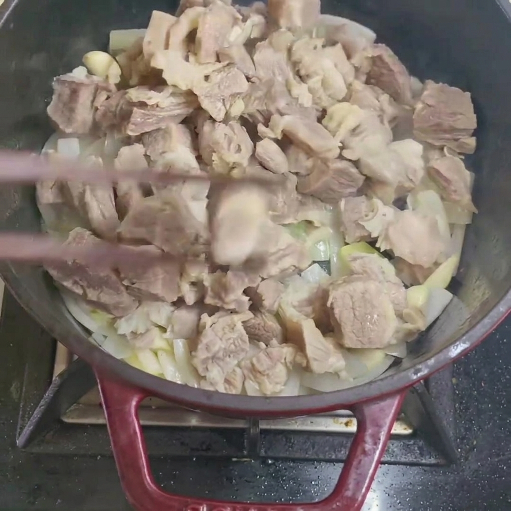 鍋で牛肉を炒めている様子