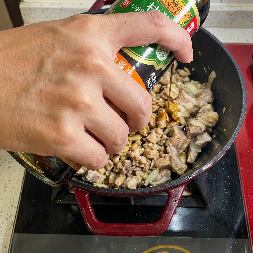 鍋に醤油を加えている様子
