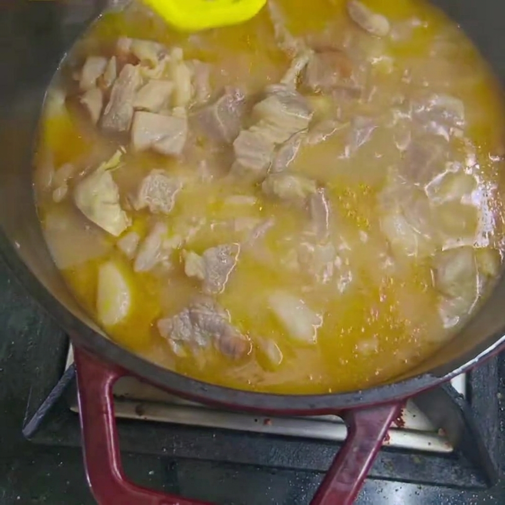鍋に野菜を投入する様子