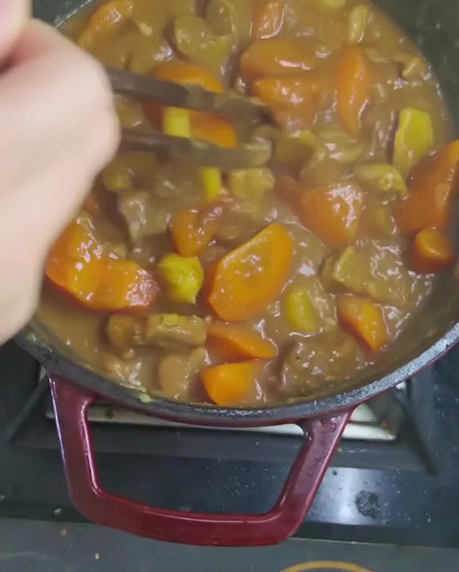 カレーを混ぜている様子