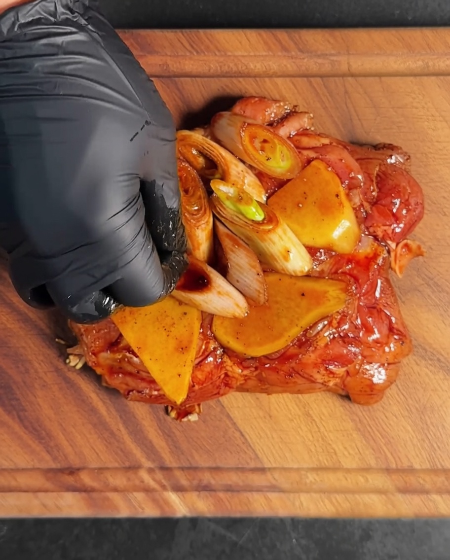 ボウルの中で調味料と混ぜ合わされた鶏肉