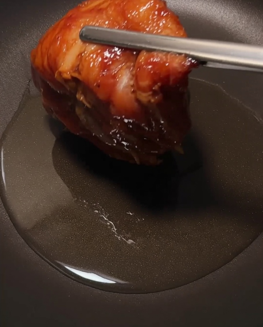 フライパンで皮目がカリッと焼かれる鶏もも肉