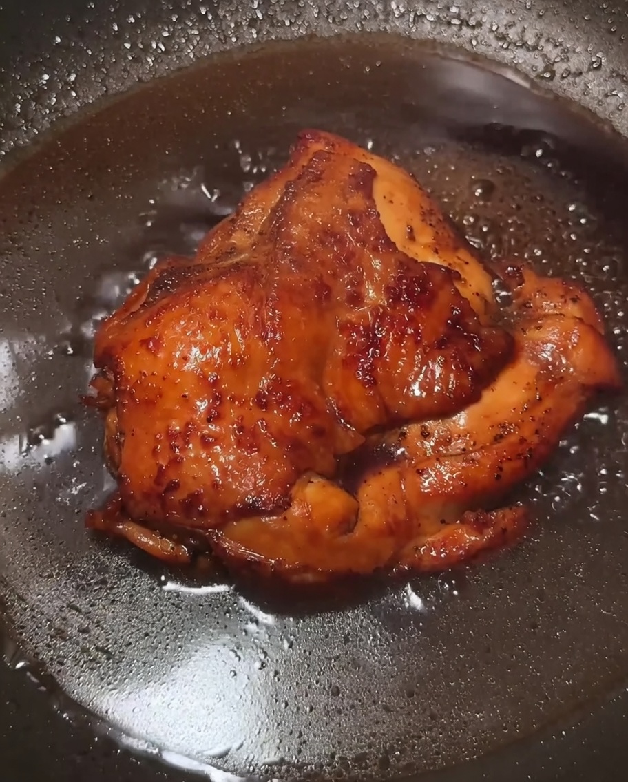 とろみのあるソースが絡まった鶏肉