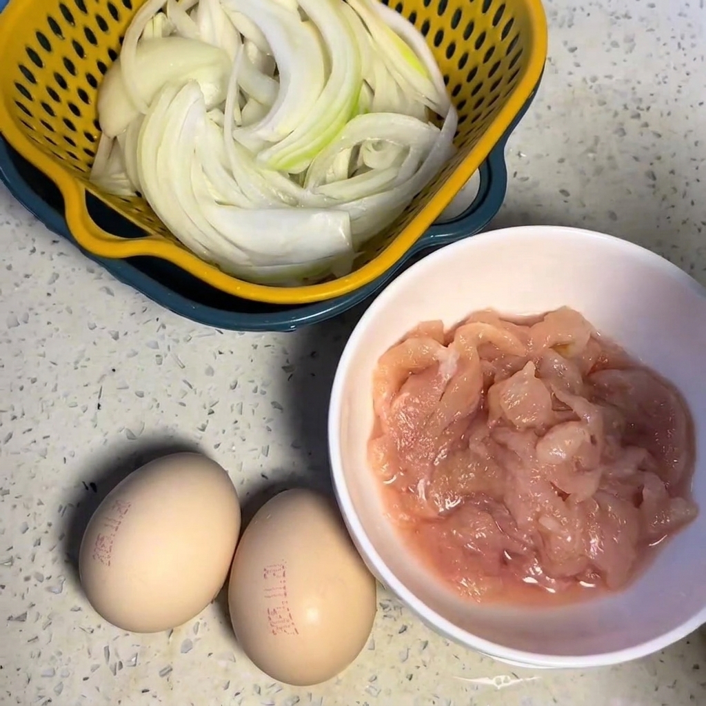 白いボウルに入った、特製ダレに漬け込まれた鶏むね肉。