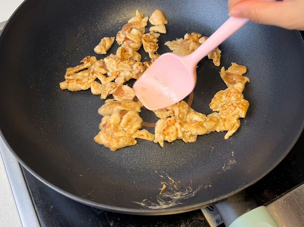 フライパンで炒めた鶏肉と一緒に加熱されているスライスされた玉ねぎ。