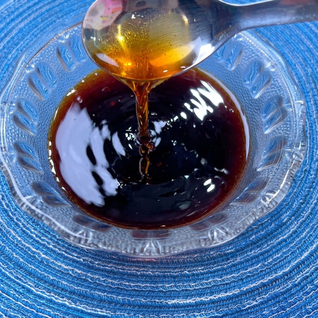 フライパンで鶏肉がきつね色に焼けている様子。