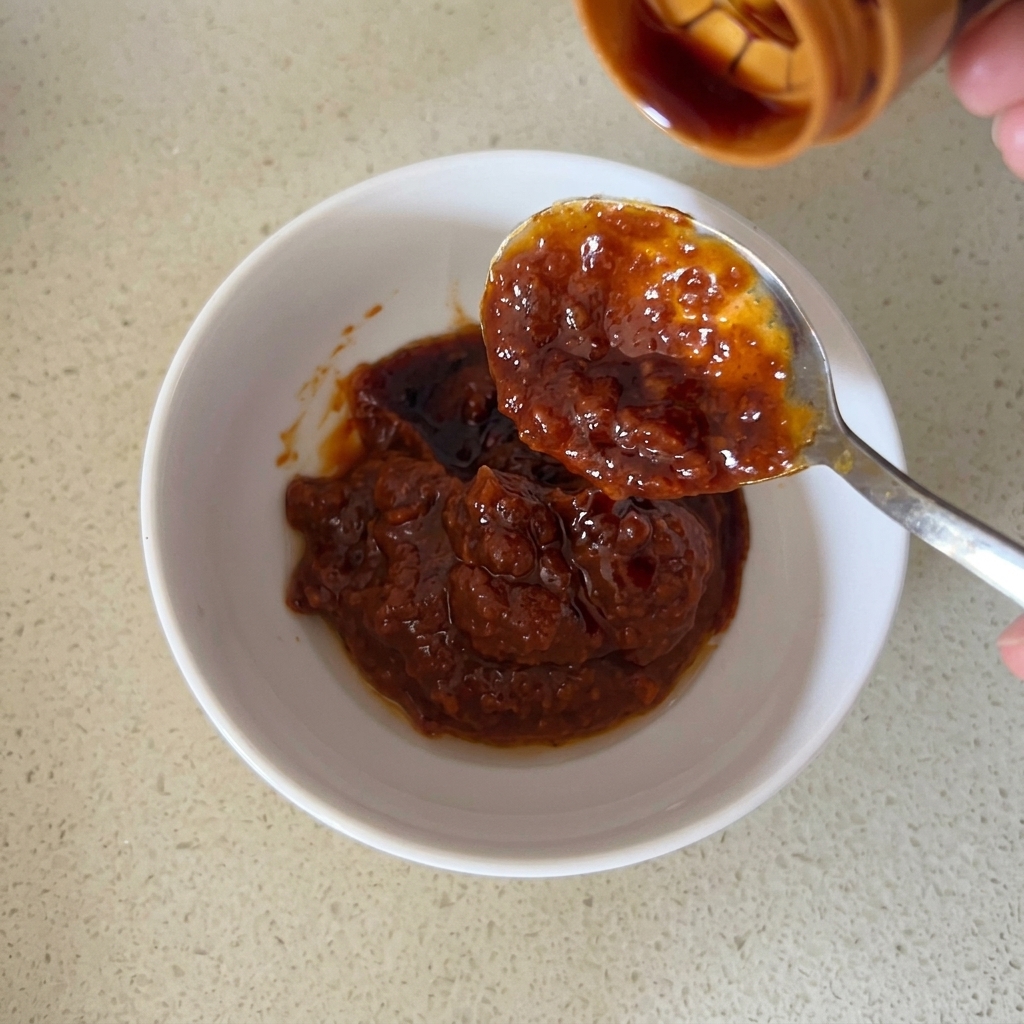 ボウルでソースの材料を混ぜ合わせている様子