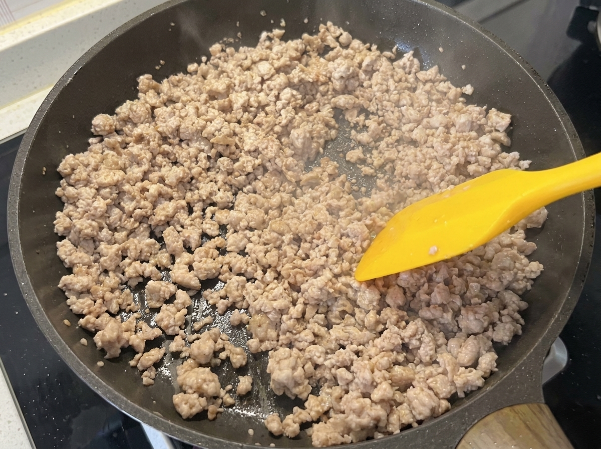 ひき肉がこんがりと茶色く焼けて水分が飛んだ状態