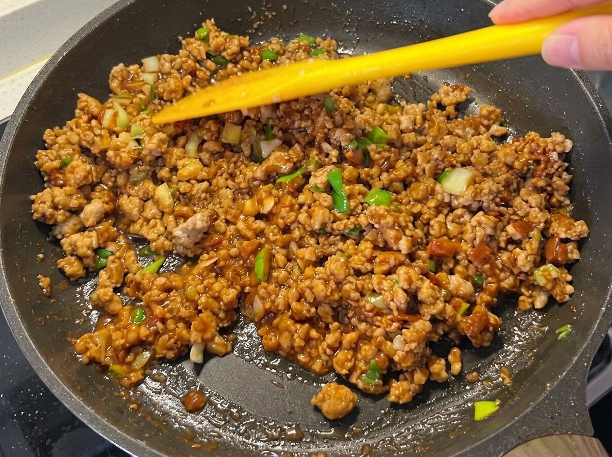 肉味噌がとろりと艶やかに仕上がった状態