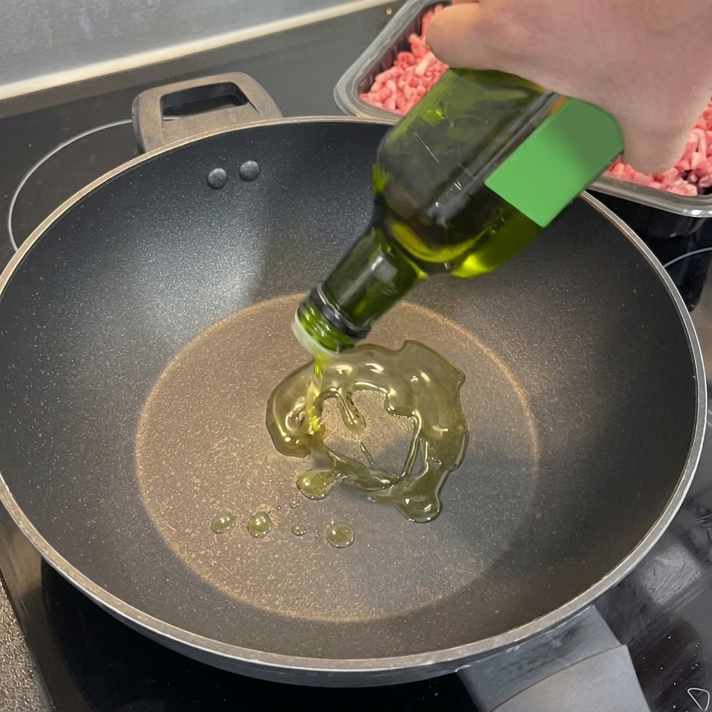 中華鍋で熱した油でにんにくと唐辛子を炒めている様子。