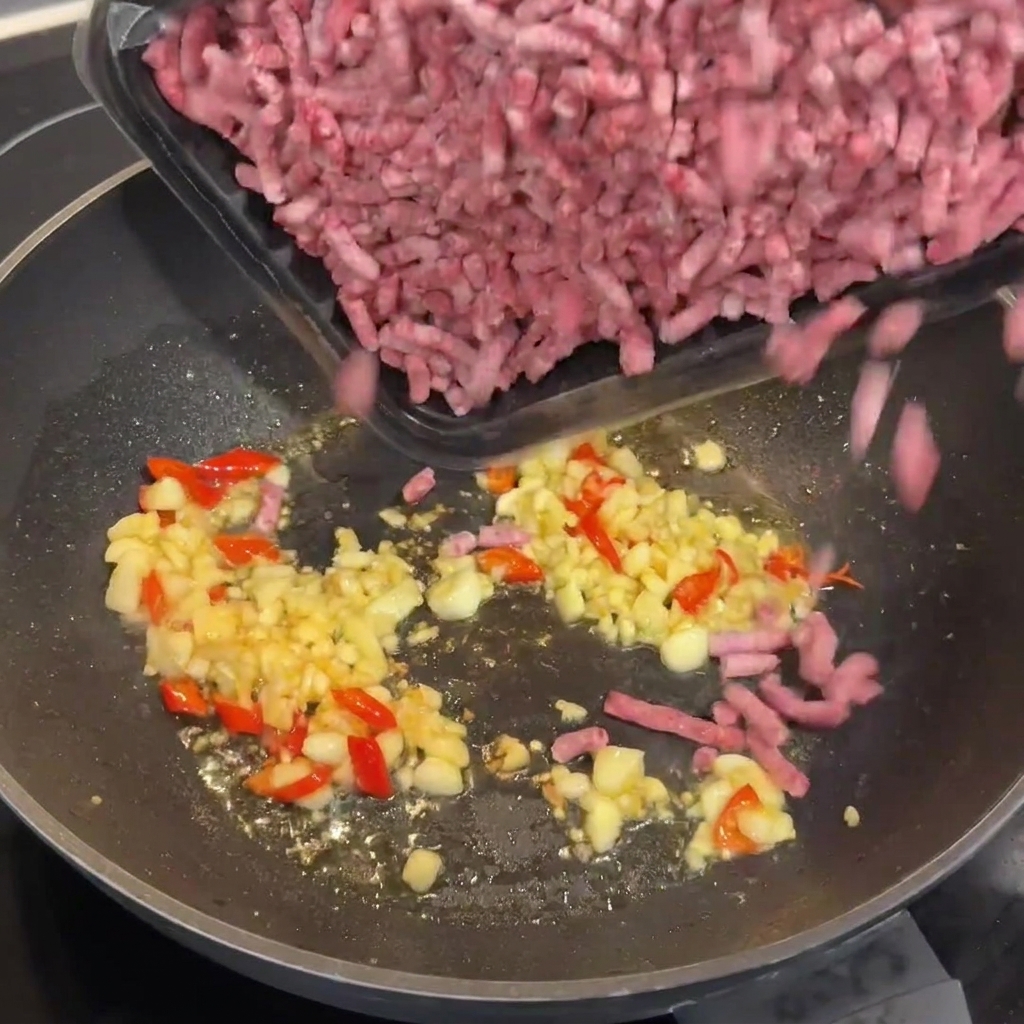 中華鍋で和牛ひき肉を炒めている様子。