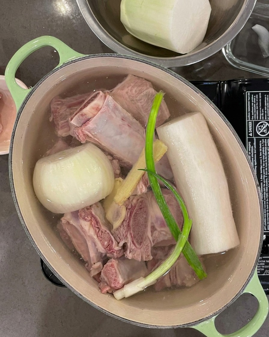 鍋に水が注がれ、肉や野菜がすべて浸っている様子。