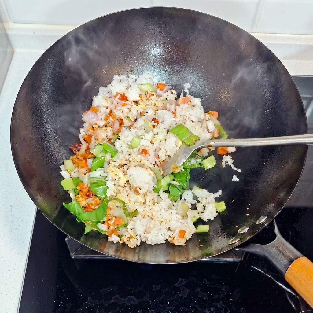 全体を力強く炒め合わせている様子。