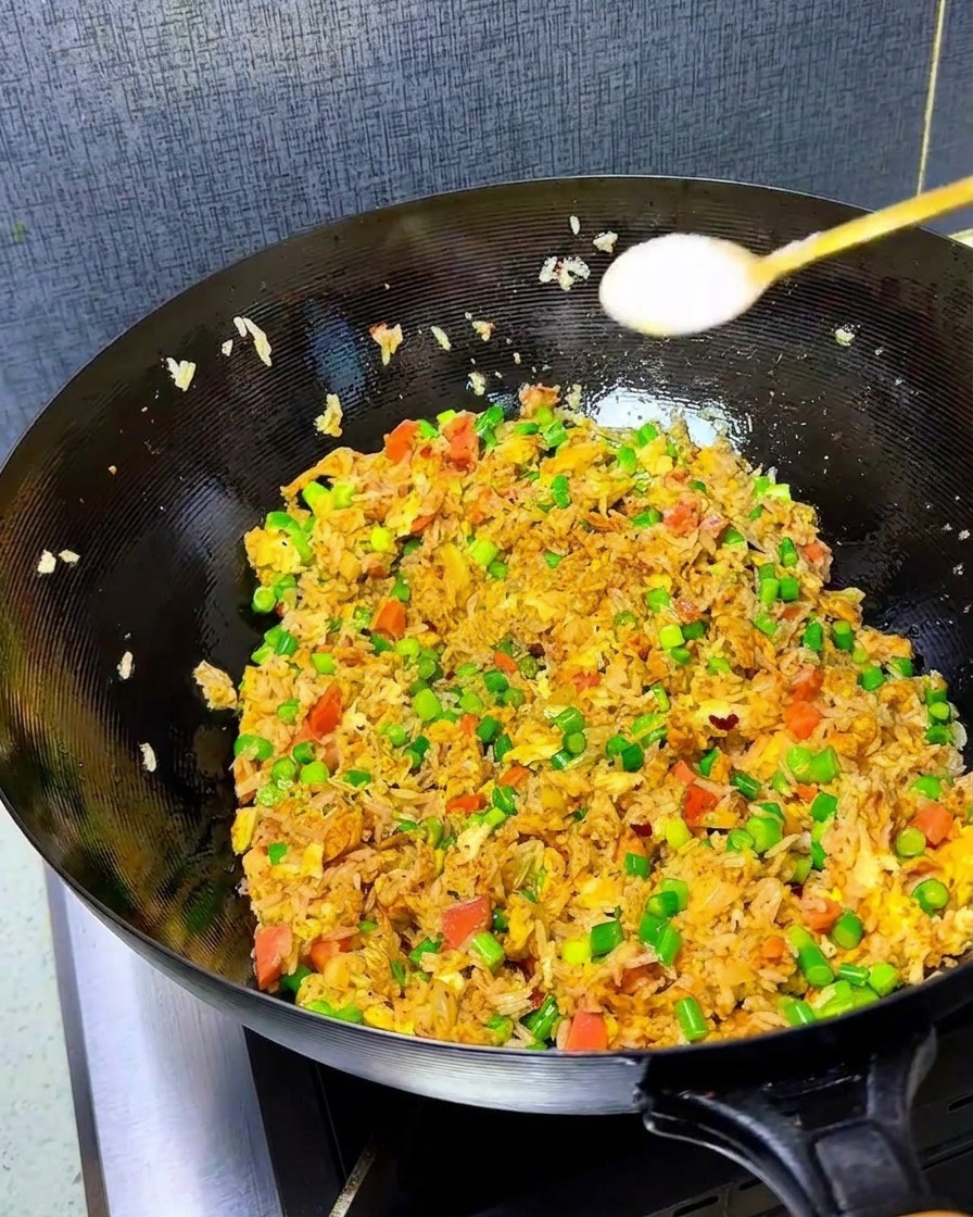 塩と鶏ガラスープの素を鍋に振り入れる様子。
