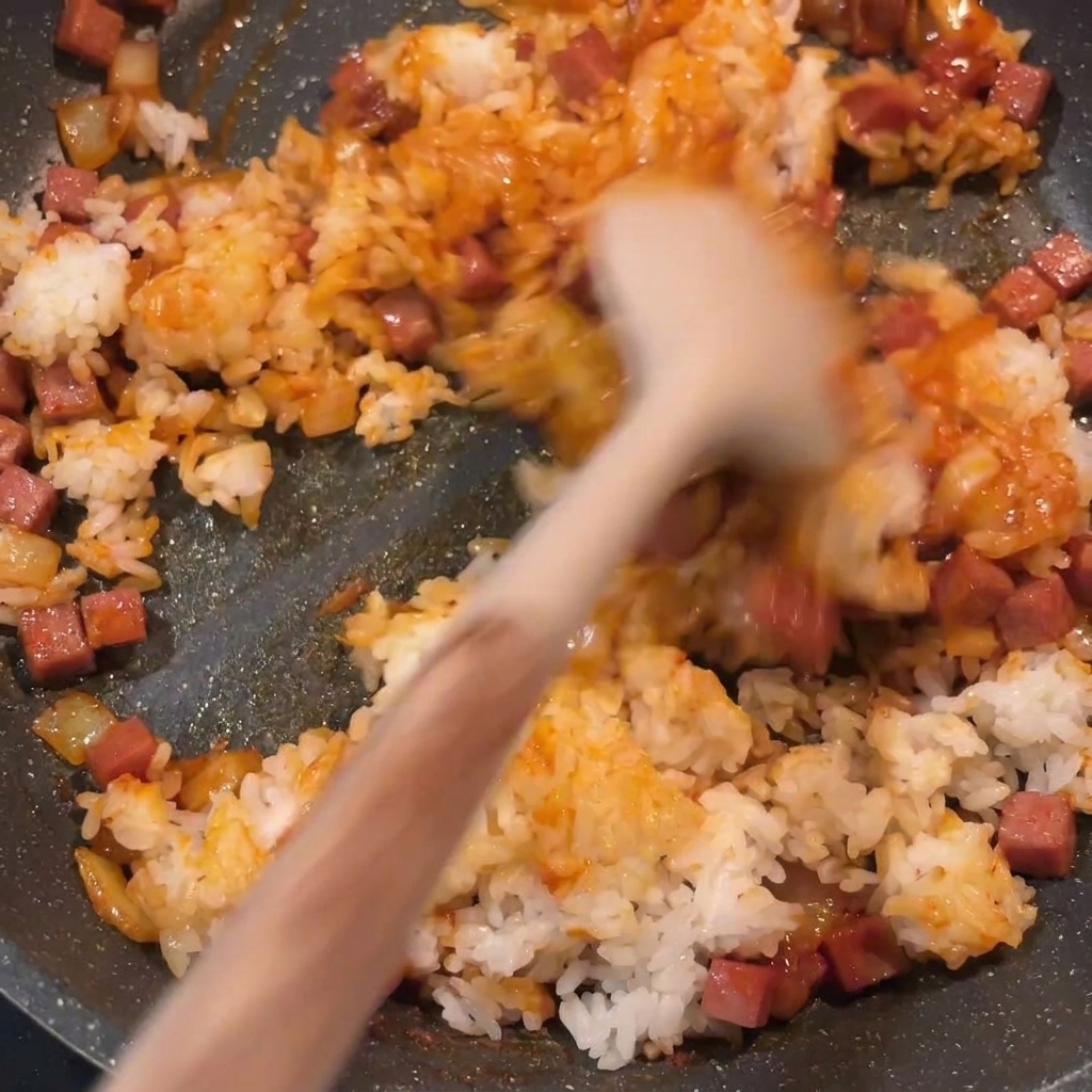 具材とご飯が均一に混ざり、全体が綺麗な赤色に染まった完成直前の様子。