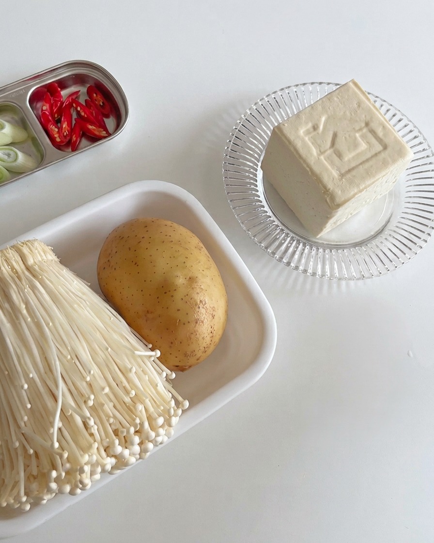 まな板の上に均等な厚さに切り揃えられた木綿豆腐