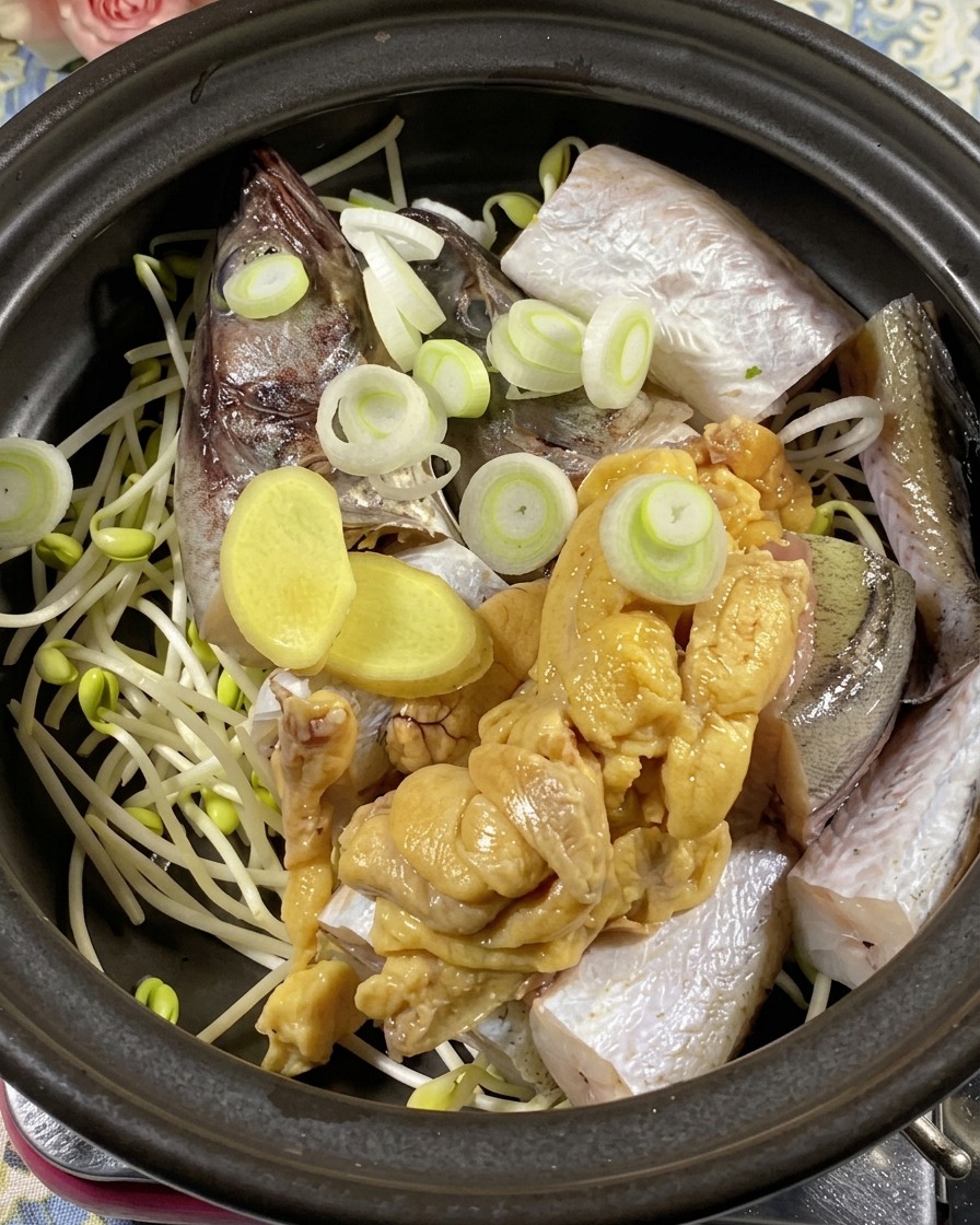 長ねぎ、くし形切りの玉ねぎ、鮮やかな赤と青の唐辛子のスライスが土鍋にたっぷりと盛られている様子（真上からのアングル）。