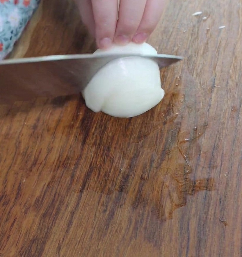鍋に入れる準備ができた、小さく角切りにした玉ねぎ。