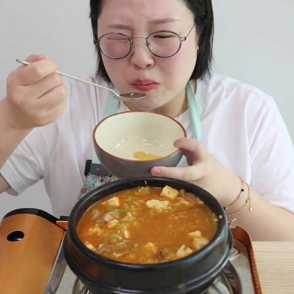 沸騰したスープに玉ねぎとズッキーニが投入される様子。