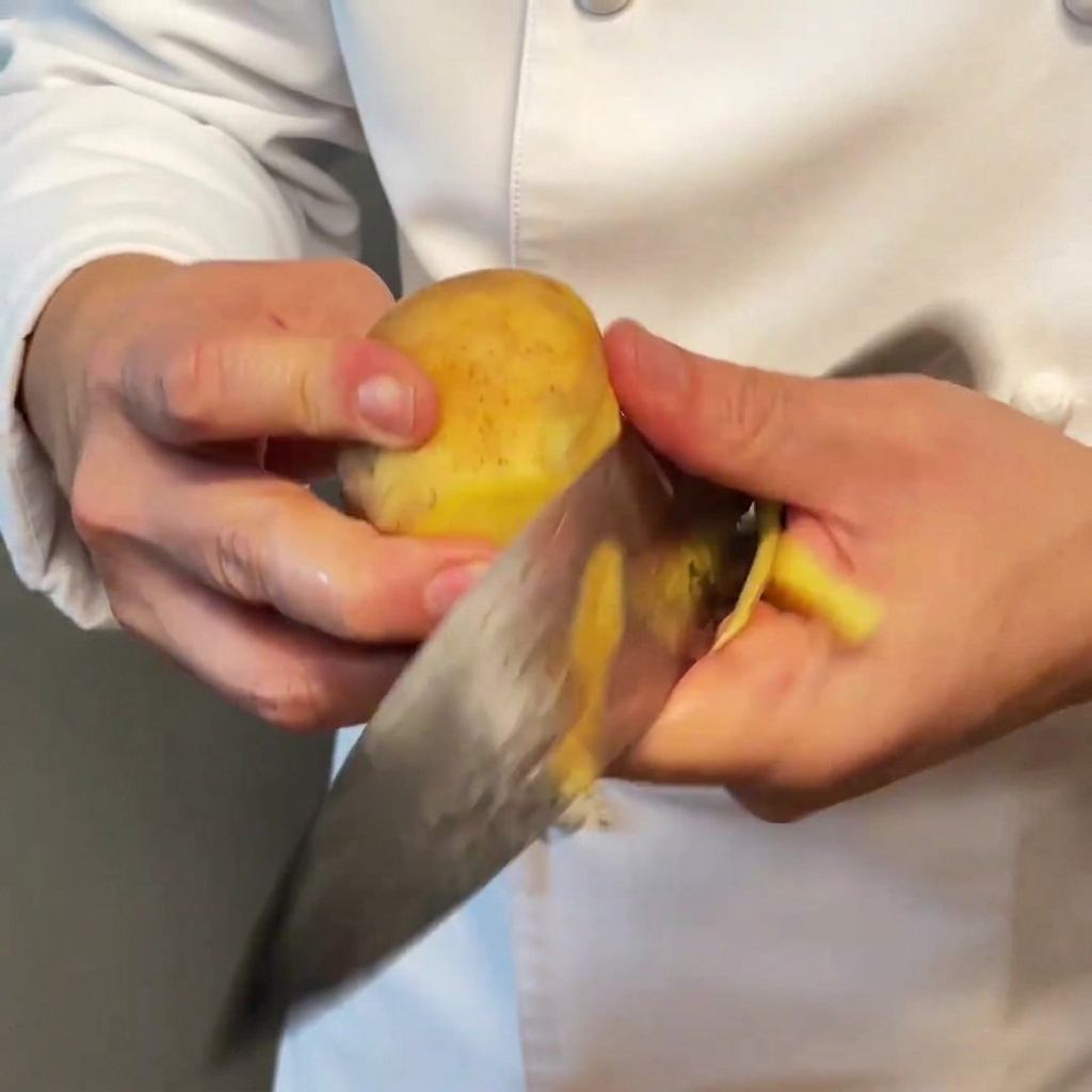 一口サイズに切ったじゃがいもがまな板の上に並んでいる様子。