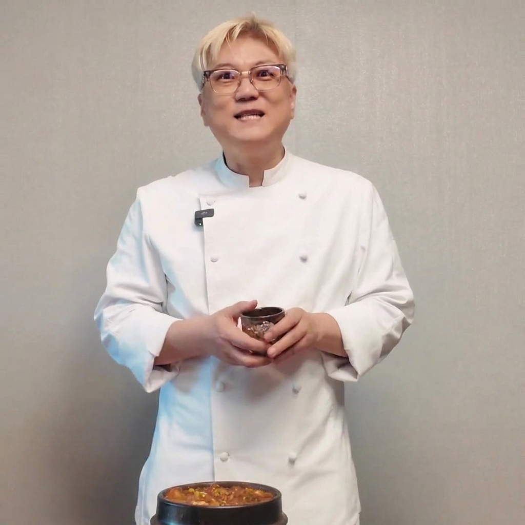 仕上げに熟成味噌をひとかけら加えている様子。