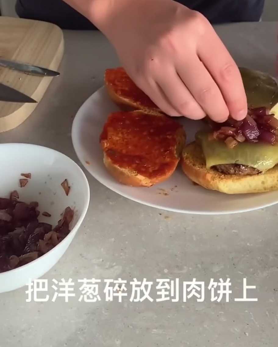 黄金色に炒められた玉ねぎに、バルサミコ酢をひと回し入れている様子。