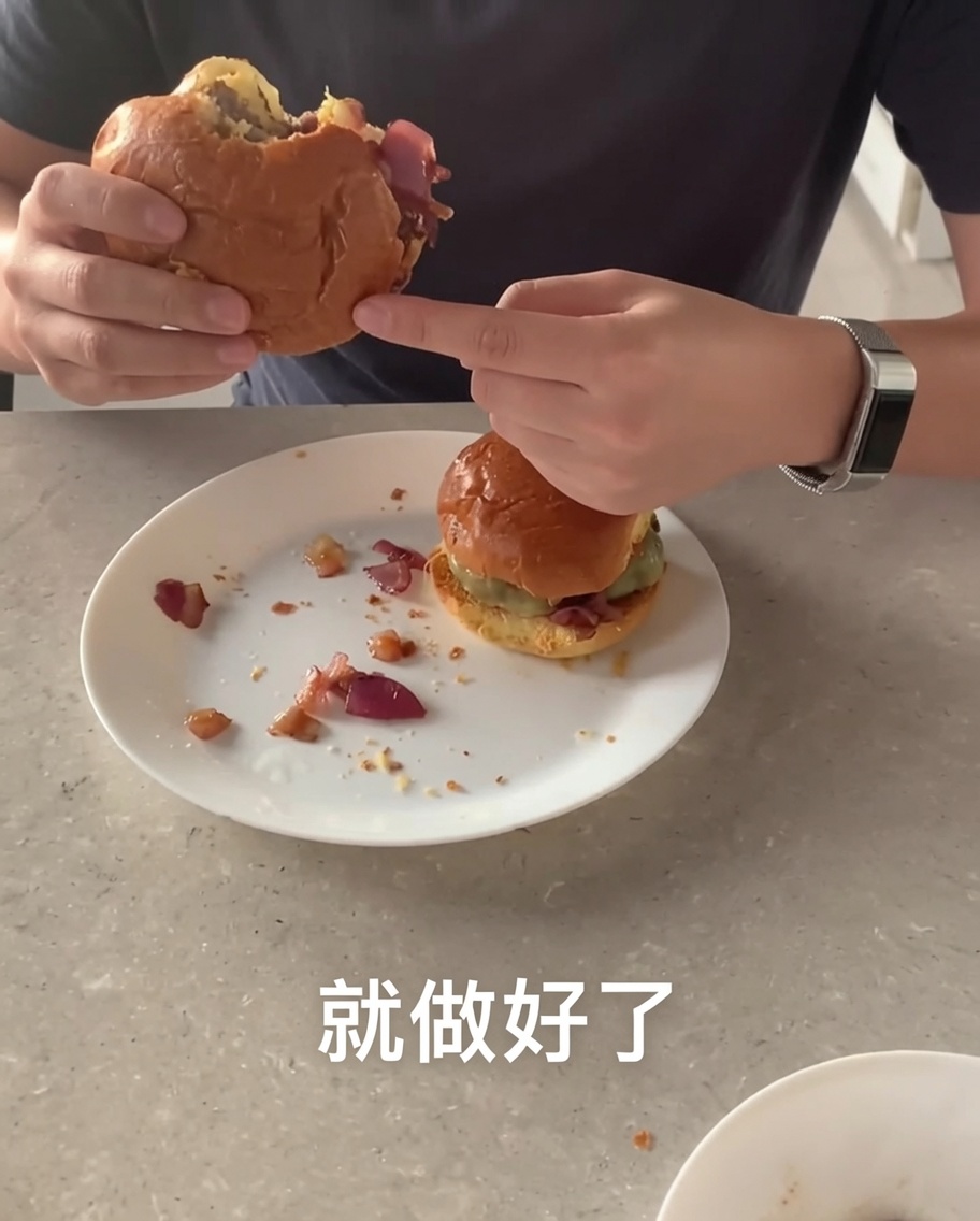 熱いフライパンで、香ばしい焼き色が付き始めている牛肉パティ。
