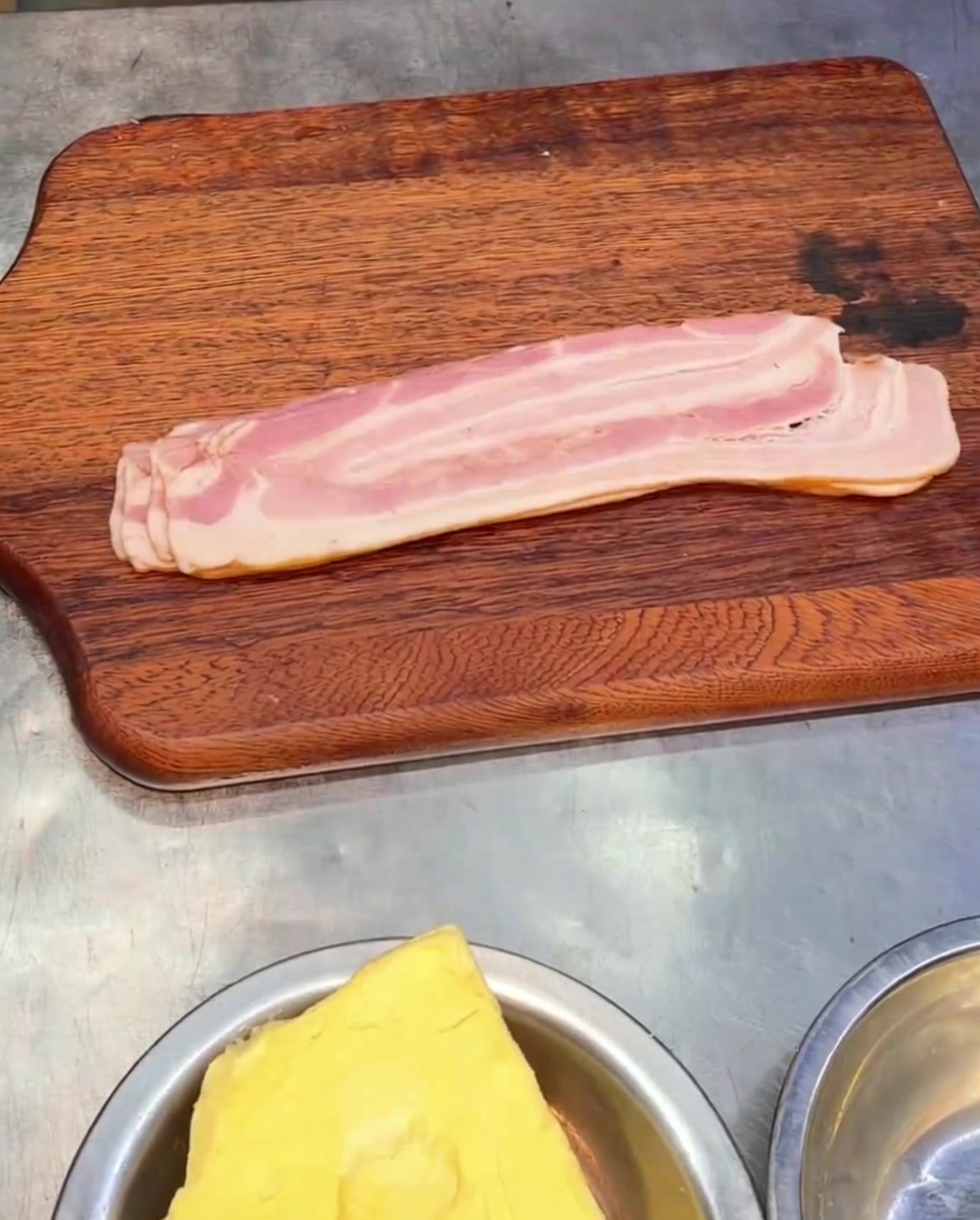 まな板の上に置かれたカット前のスモークベーコン。