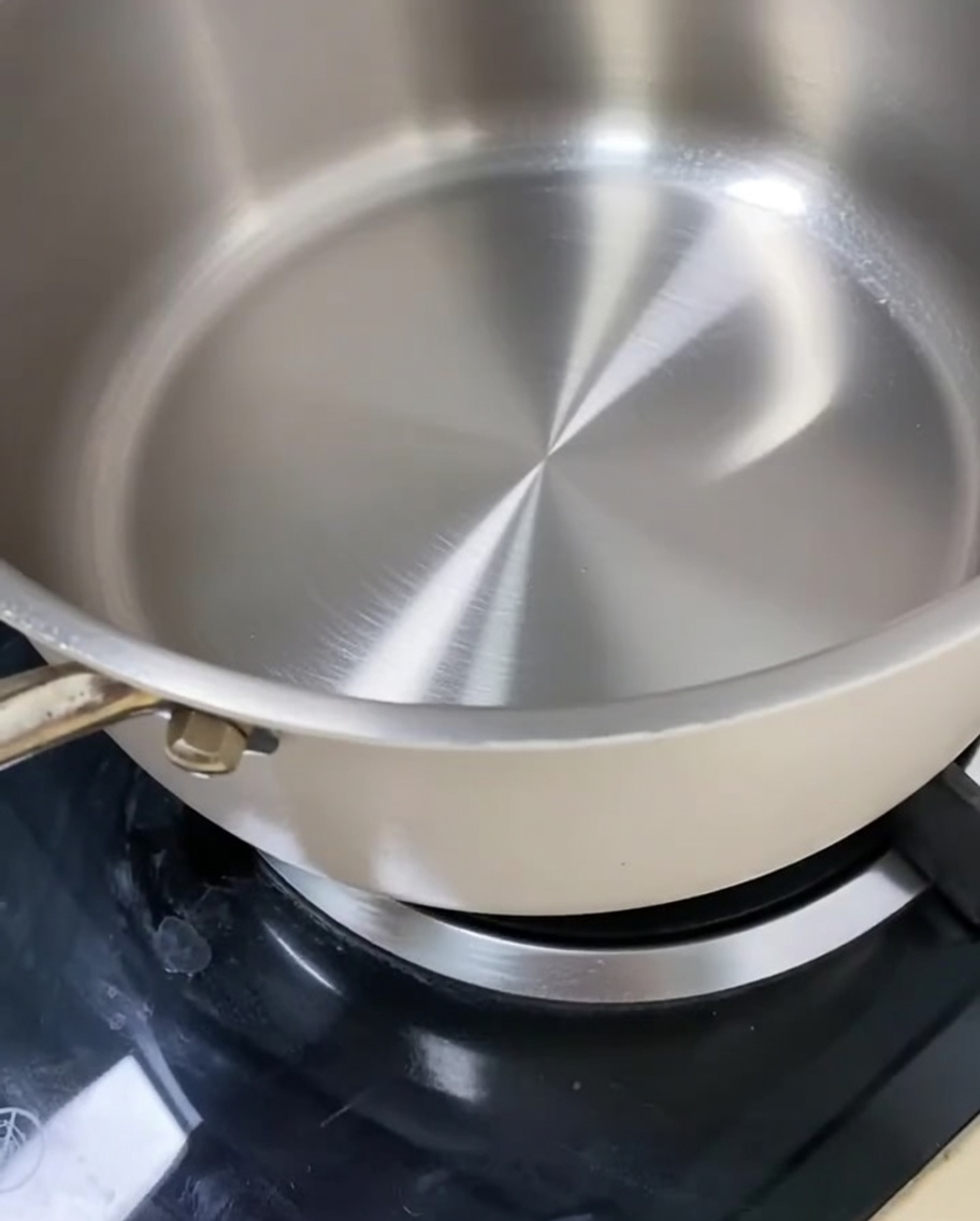 フライパンで氷砂糖と上白糖を溶かし、キャラメルベースを作っている様子。