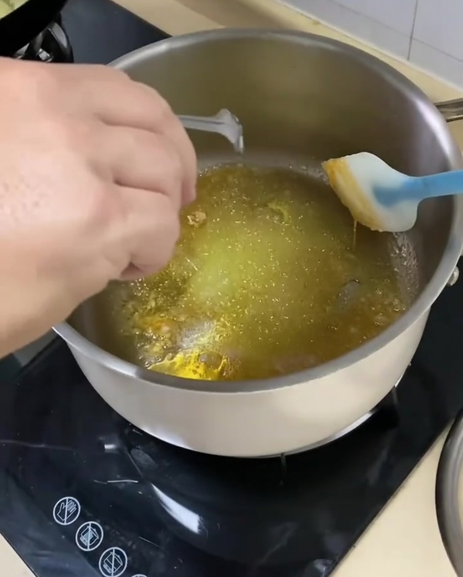 カットした玉ねぎをキャラメル状の砂糖と混ぜて炒めている様子。