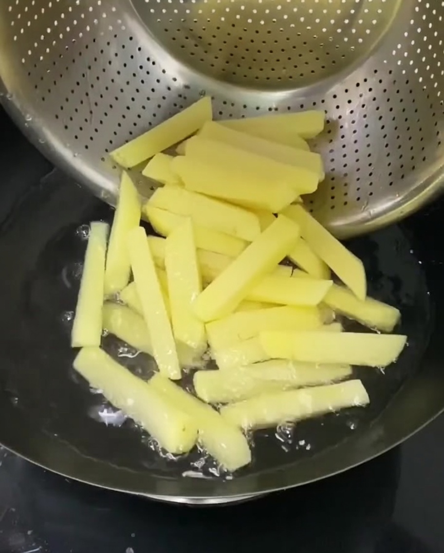 鍋でポテトスティックを茹でている様子。