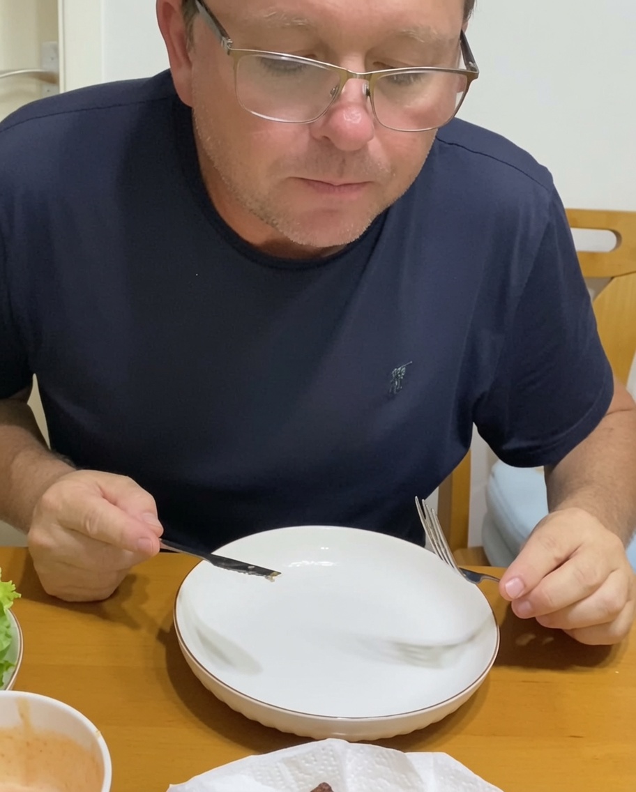 バンズにパティ、キャラメルオニオン、野菜を重ねてバーガーを完成させている様子。